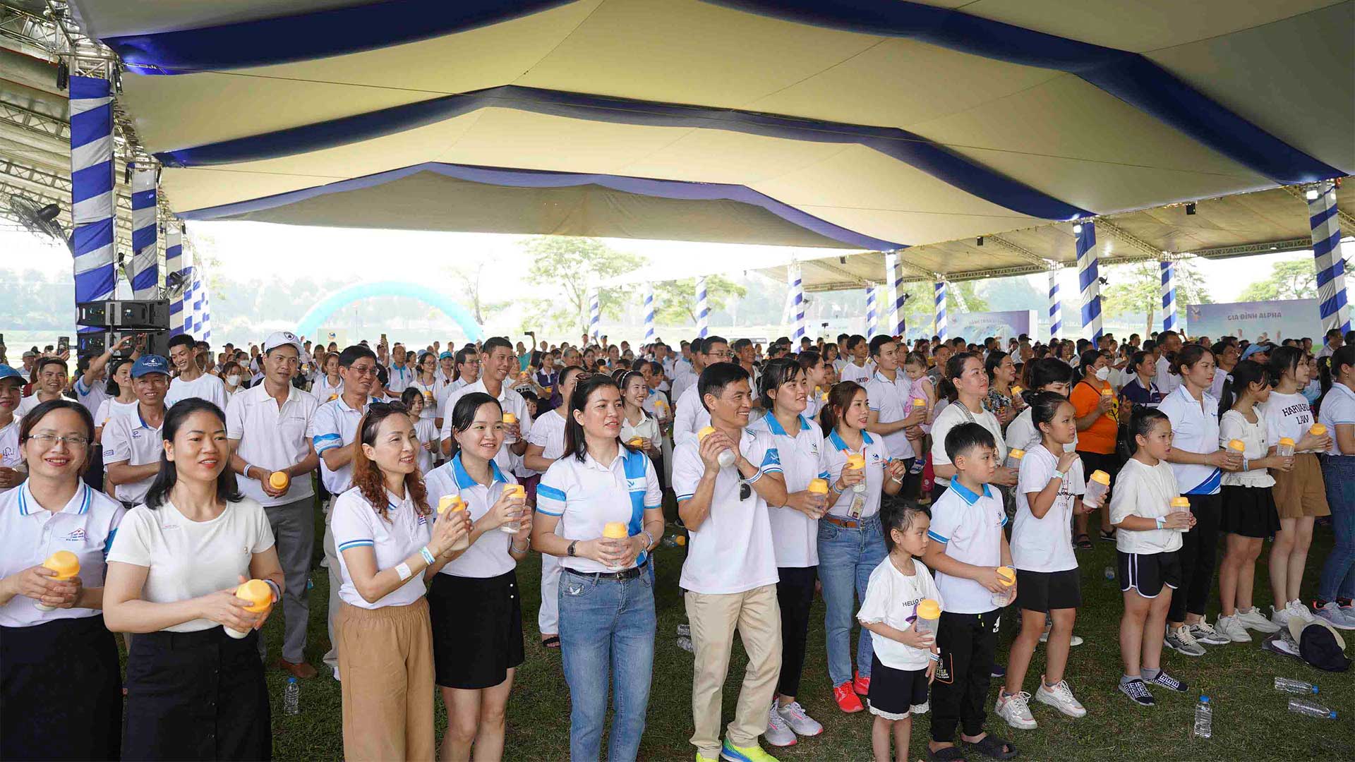 Sự kiện của New Image Việt Nam thu hút hàng nghìn người tham gia và trải nghiệm sử dụng sản phẩm.